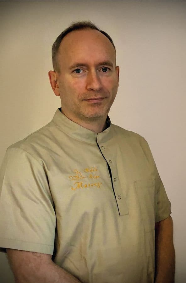 Björn Gustke im Massage-Kittel mit Mobile-Relax-Massage-Logo