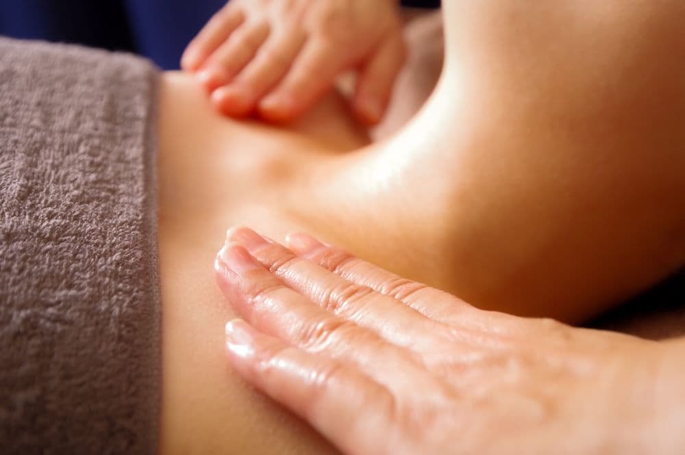 Massage im Dekolleté-Bereich