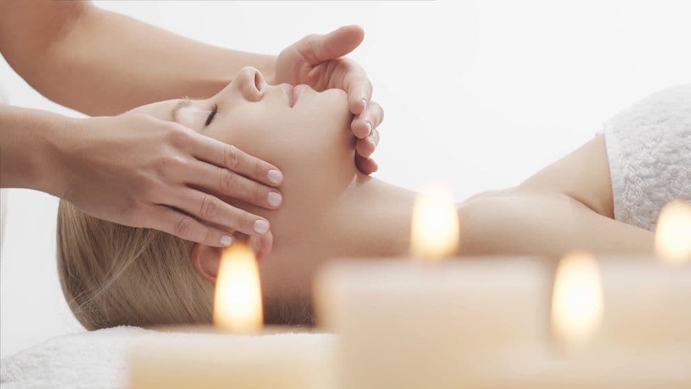 Entspannende Gesichts-Massage bei Kerzenlicht