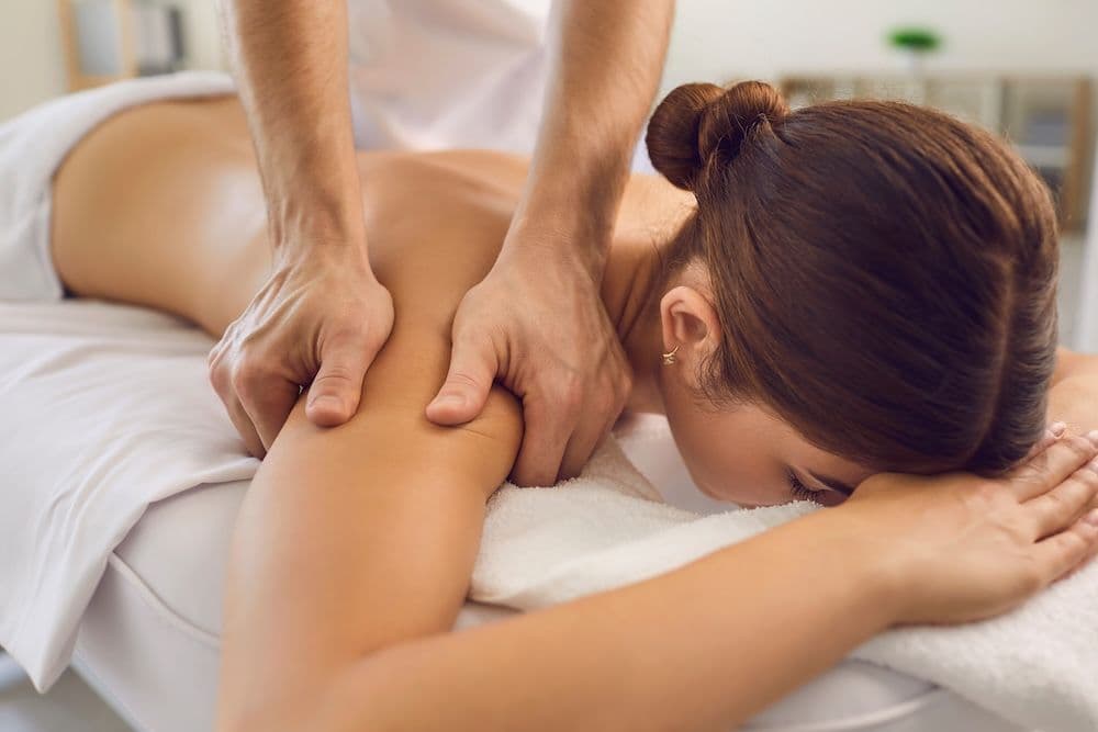 Frau genießt eine Ganzkörper-Massage
